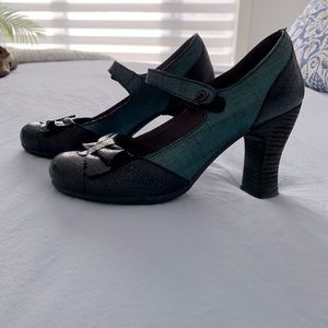 Gold Button size 7 womens shoes